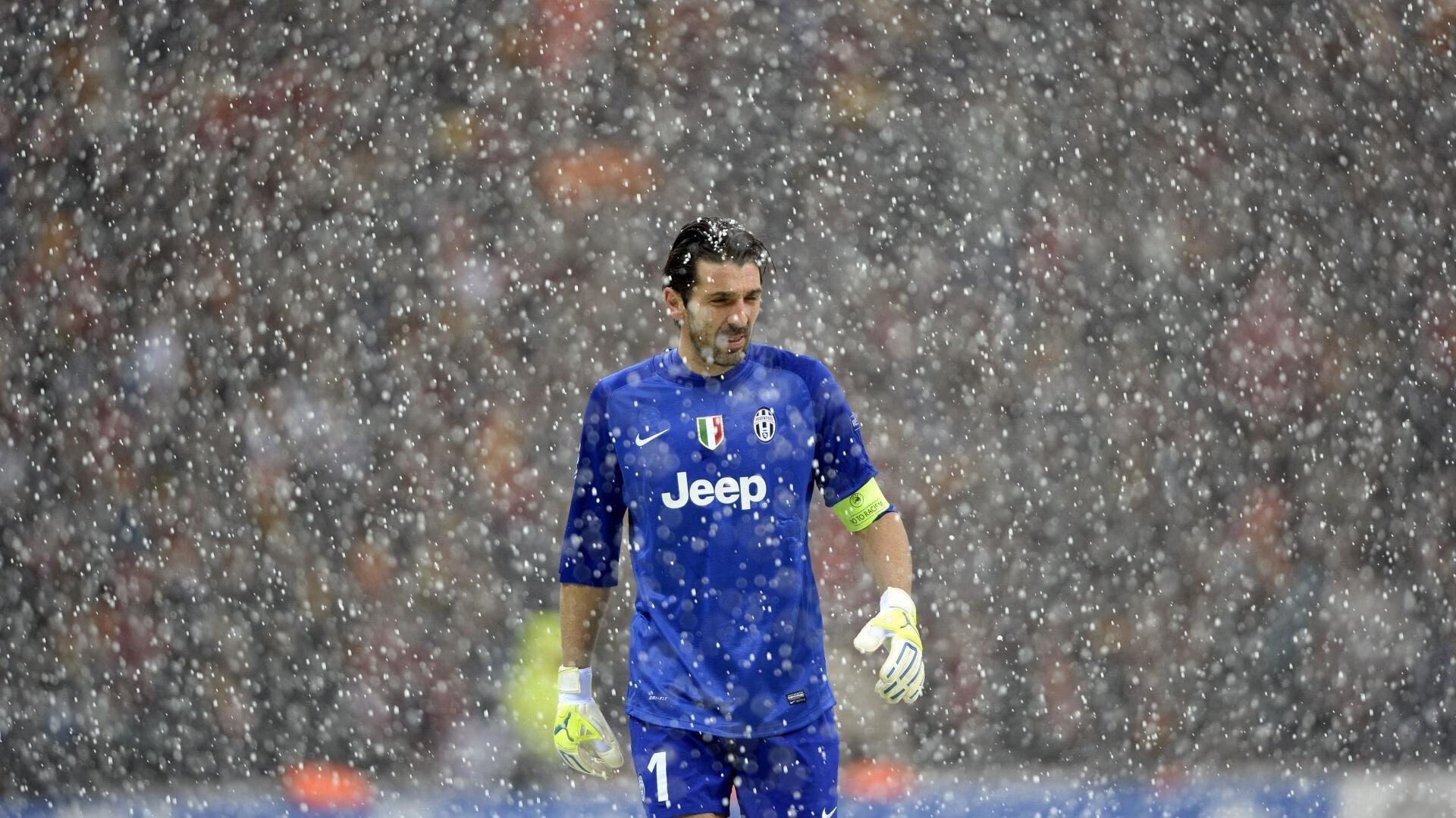 脚后跟魔术师再演绝技，绿茵场绽放艺术光芒